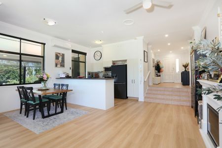 STUNNING MODERN HOME IN ASHMORE - Photo 3