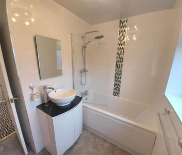 4 bedroom detached house to rent - Photo 2