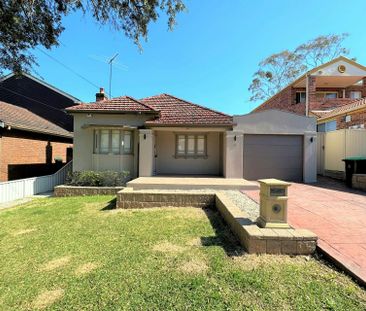 THREE-BEDROOM HOME IN A PRIME LOCATION - Photo 2