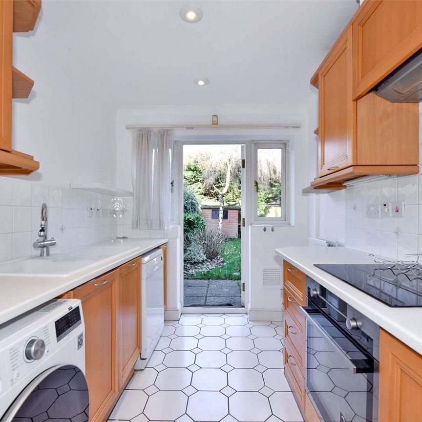 Well presented house located in an attractive close within Beaconsfield New Town. - Photo 1