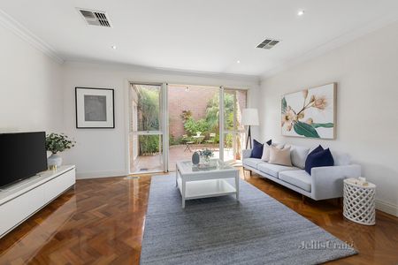 2/12 Yarrbat Avenue, Balwyn - Photo 2