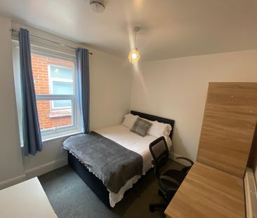 Room in a Shared House, Newcombe Road, SO15 - Photo 2