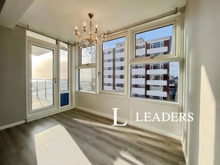 2 bedroom flat to rent - Photo 2