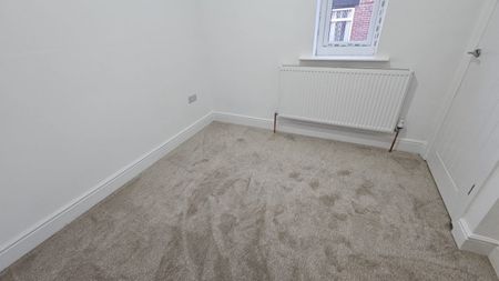 3 bed Terraced - To Let - Photo 3
