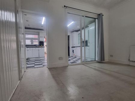 3 bedroom end of terrace house to rent - Photo 2