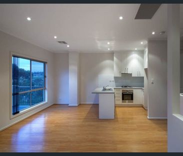 BEAUTIFULLY PRESENTED TOWNHOUSE - Photo 4