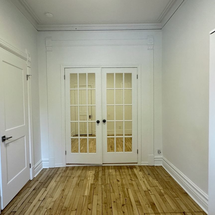 Mile-End : condo complètement rénové de 4 chambres + bureau, 2 salles de bains + stationnement extérieur, offert en location non-meublée ! - Photo 1