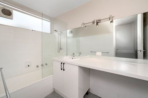 Please contact Molly Rogerson to arrange an inspection; SandringhamPM2@hodges.com.au - Photo 1