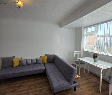 3 bedroom apartment to rent - Photo 4