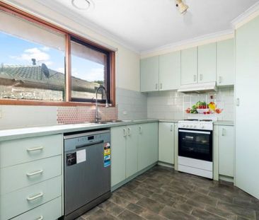 FOUR BEDROOM FAMILY HOME WITH THREE LIVING ZONES IN COURT LOCATION - Photo 5