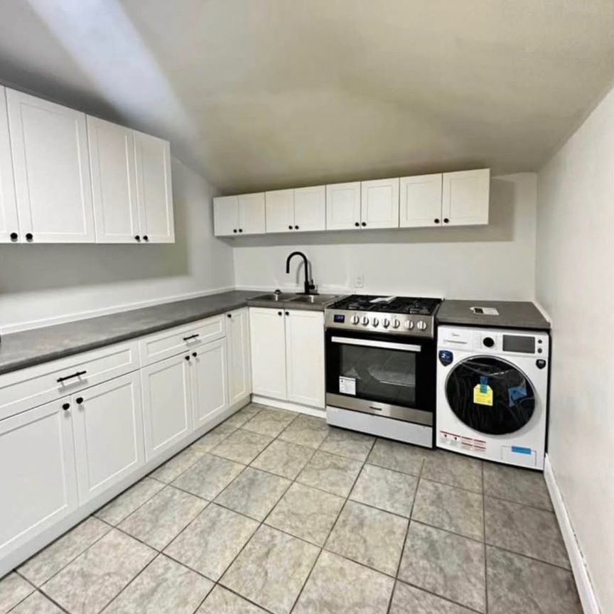 For Lease - 216 John Street, Hamilton, Ontario - Photo 1