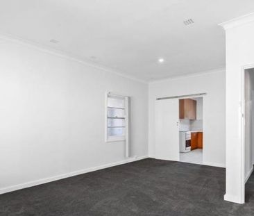 COUPLES ARE WELCOME. Large Rooms. Walk to Curtin Uni and Amenities - Photo 4
