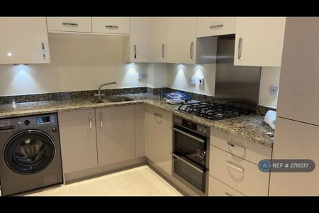 4 bedroom semi-detached house to rent - Photo 5