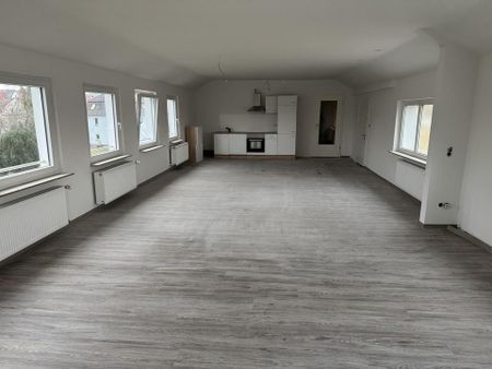 Erstbezug nach Sanierung - 4,5-Zimmer-Wohnung mit Balkon, Gartenanteil, 2 Stellplätzen - Photo 2