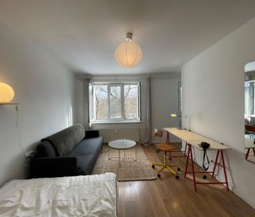 1-Room Apartment in Quiet Green Area – 12 Minutes to Kreuzberg - Foto 1