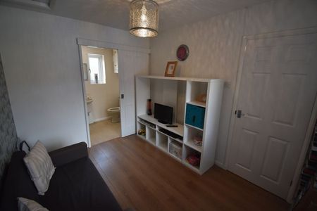 Southlands, Basingstoke - Photo 2