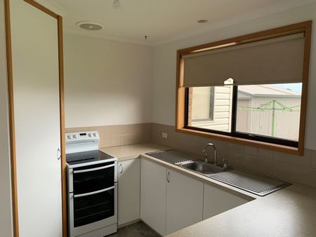 Neat & Tidy Family Home. - Photo 3