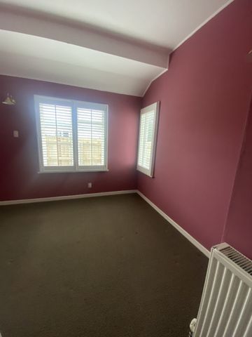 Warm & Bright in Frimley – 3 Bed, Central Heating, Near Hospital & Park - Photo 2