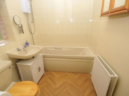 4 bedroom semi-detached house to rent - Photo 4