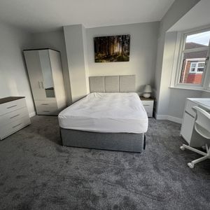 Robin Hood Crescent, Doncaster, DN3 - Photo 2