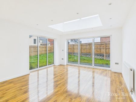 6 bedroom detached house to rent - Photo 3