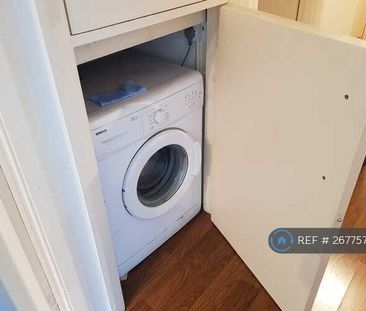 1 bedroom in a flat share to rent - Photo 2