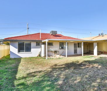 Light Three Bedroom Property - Photo 4
