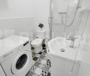 A well-presented self-contained studio apartment located on the des... - Photo 3