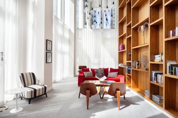 Lincoln Plaza, London - Photo 1