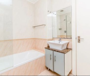 Fully Furnished 2-Bedroom Apartment in Prime CBD Location - Photo 6