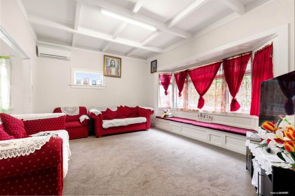 Large bungalow in the heart of Otahuhu! - Photo 1