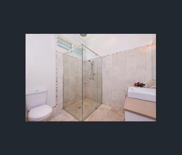 Convenient, Stylish, Family-Friendly Haven - Photo 2