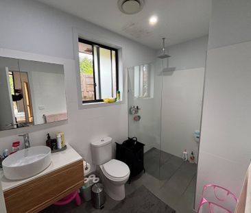 Quiet, Comfortable Living in a Convenient Croydon South Location - Photo 4