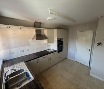 2 bedroom semi-detached bungalow to rent - Photo 4