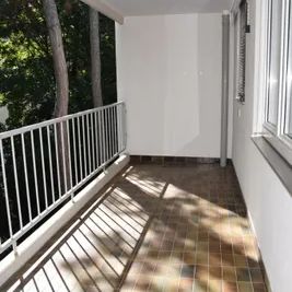Großzügige, top renovierte Wohnung mit Loggia und Garagenplatz - Blick ins Grüne! - Photo 3