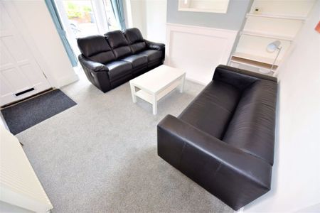 4 bedroom House in Hyde Park, Leeds - Photo 3