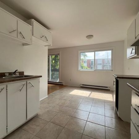 1 MOIS GRATUIT | 3 1/2 avec Balcon + Stationnement - Photo 3