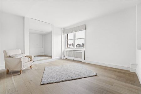 Spanning across three floors is this wonderful penthouse apartment with 3 bedrooms, lift access, and stunning rooftop terrace in the beautiful Cadogan Square. EPC Rating C | Council Tax Band H - Photo 3