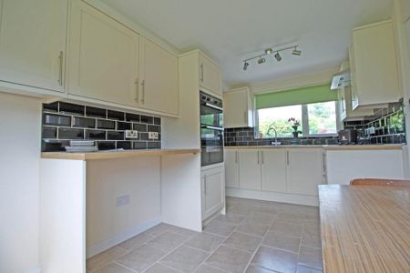 3 bedroom semi-detached house to rent - Photo 4