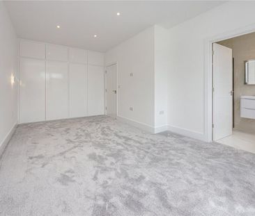 4 bedroom semi-detached house to rent - Photo 2