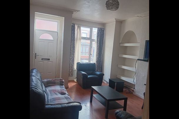 4 Bed Terraced House, Brudenell Avenue, LS6 - Photo 1
