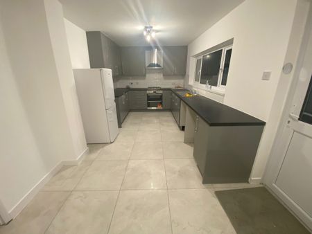 Uxbridge Road, Feltham - Photo 4