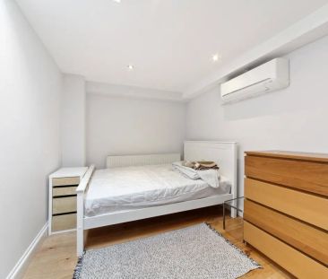 3 bedroom flat in London - Photo 2