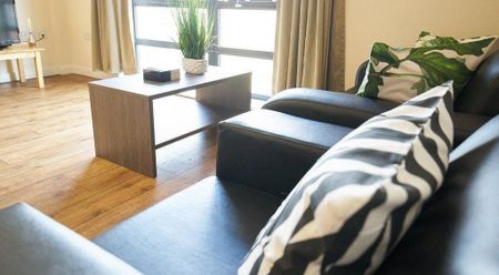 1 bedroom in a flat share to rent - Photo 2