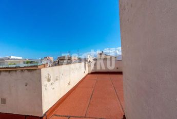 Bright two-bedroom apartment just a stone-throw from the beach