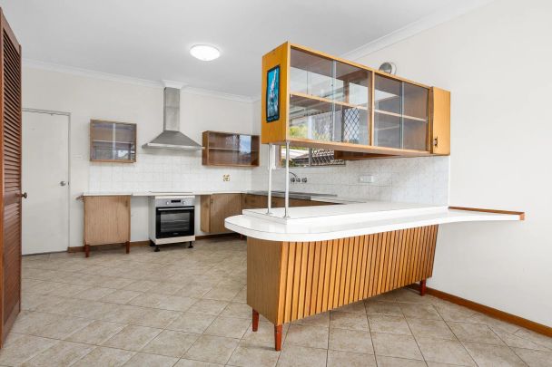 Spacious Spearwood Home With A Pool! - Photo 1