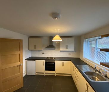 Stunning 3 Bedroom House with Private Parking - Photo 5
