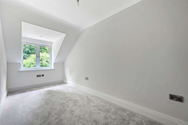 A recently built and luxury top floor penthouse apartment set in a gated development in Lower Road, Chorleywood. Available 03.02.2025 and offered unfurnished. - Photo 1