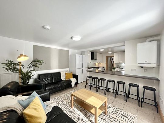 8 bedroom house to rent - Photo 1