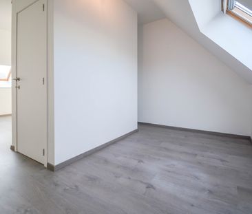 Gerenoveerde rijwoning met drie slaapkamers gelegen in hartje Izegem - Photo 2